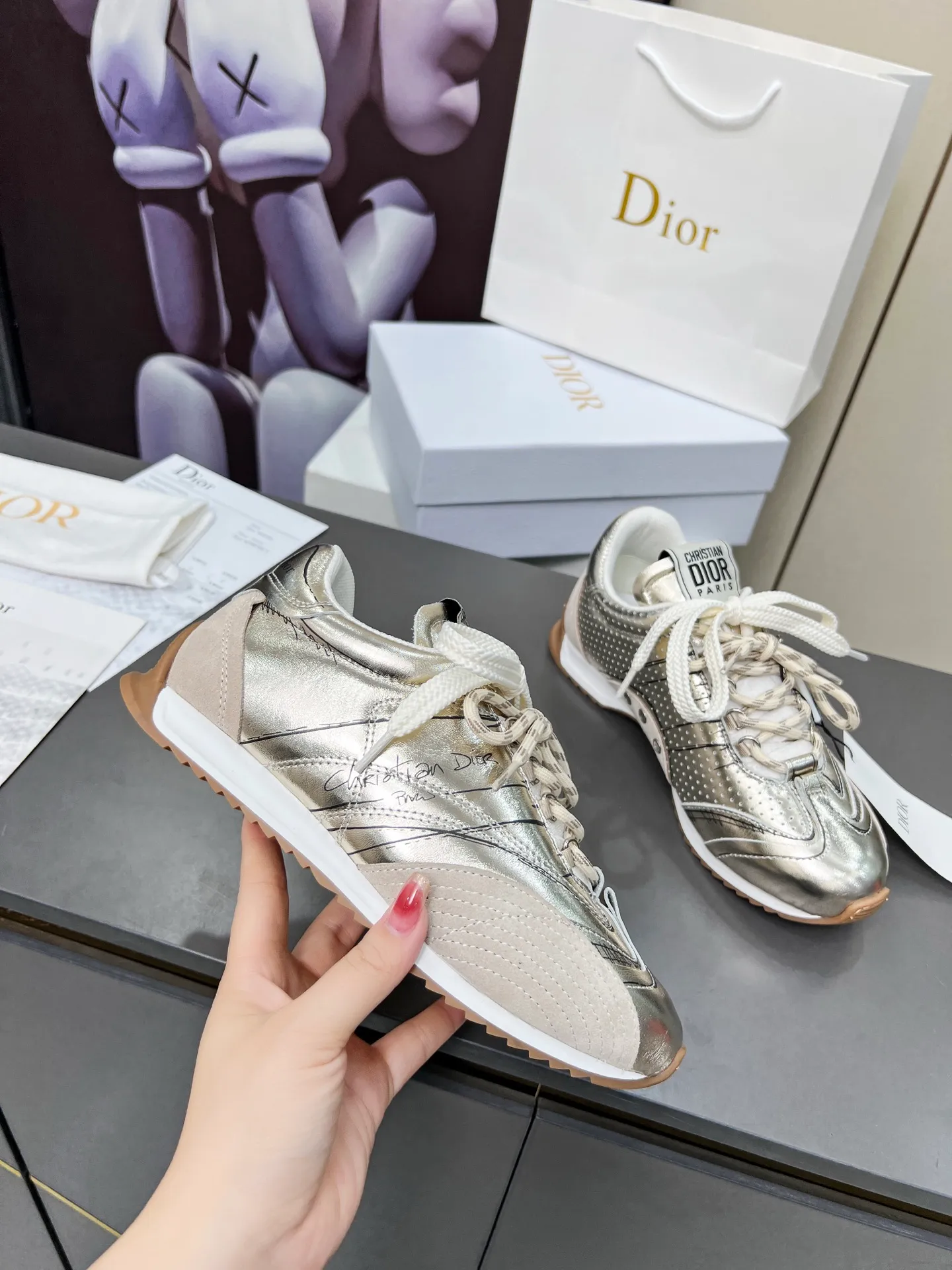 Gold men's shoes 💰580 D-Sketch sneakers are new products in the 2025 spring and summer ready-to-wear series❤️‍🔥❤️‍🔥❤️‍🔥❤️‍🔥, highlighting the classic retro aesthetics. Crafted from gold-toned crinkled sheepskin and gold-toned laminated calfskin 🌹🌹🌹, it features beige suede calfskin panels and double laces. The side is decorated with a handwritten Christian Dior Men's Shoes 💰aris logo🎆🎆🎆, while the heel and tongue are embellished with Christian Dior Men's Shoes 💰aris logo panels and plaques. Paired with two-color thin rubber soles, they look more refined. Size: 35~41 (men’s model is currently available). Color: black, white, gold, silver.